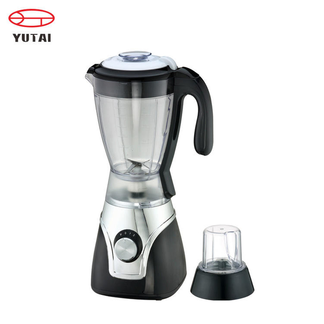 Mesa de 1,5L usa liquidificador elétrico para fazer sucos e smoothies