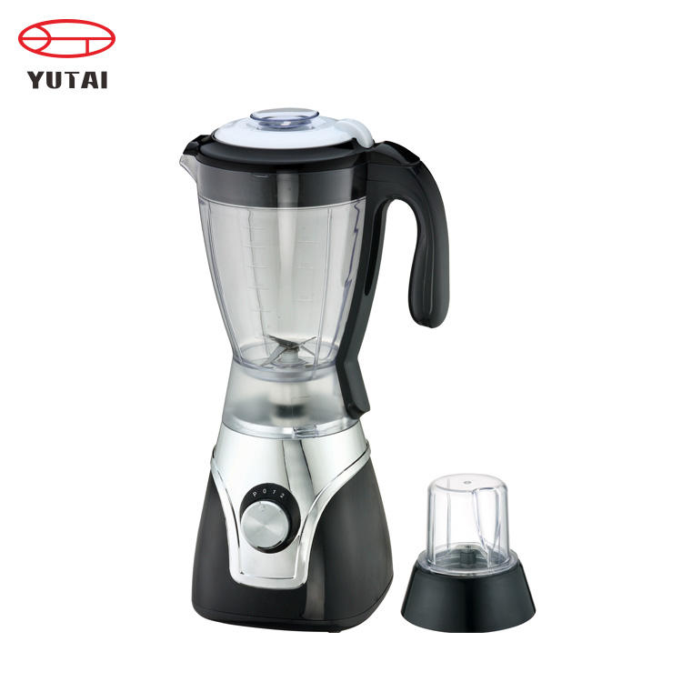 Mesa de 1,5L usa liquidificador elétrico para fazer sucos e smoothies