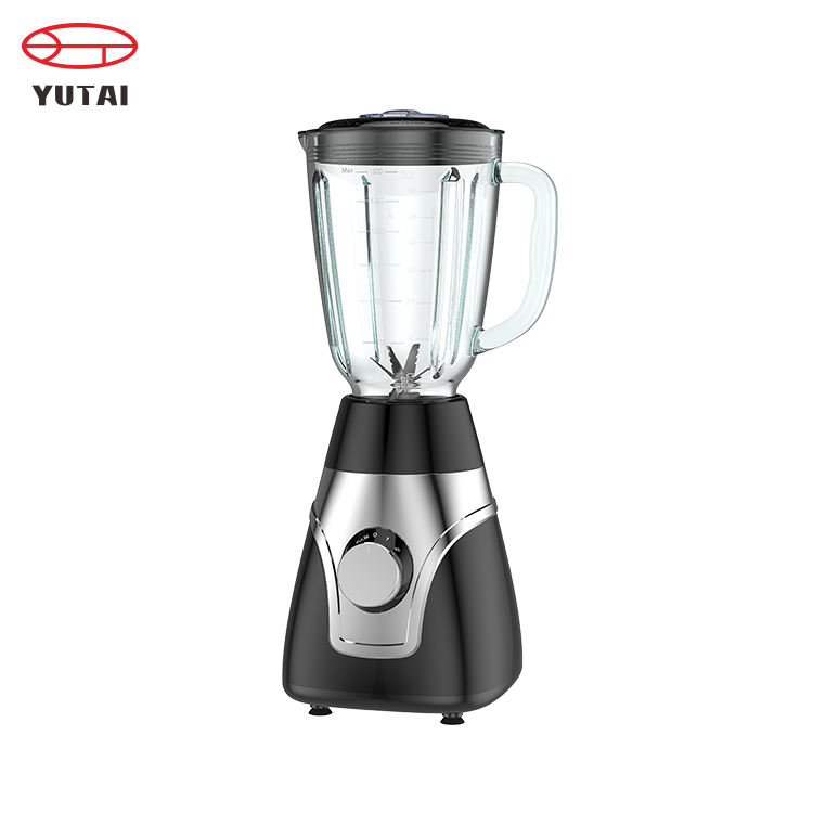 Mesa de 1,5L usa liquidificador elétrico para fazer sucos e smoothies